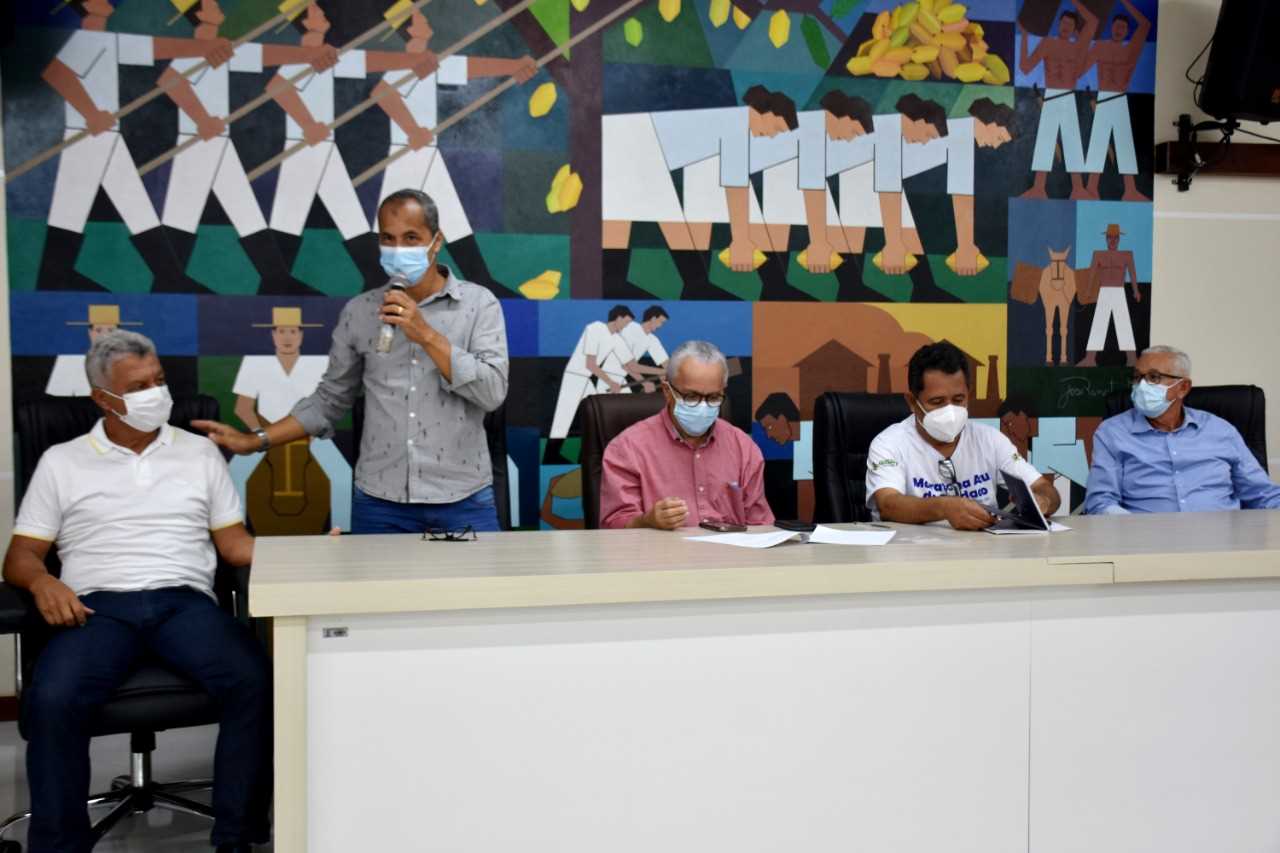 Camacã: Secretário do Estado Josias Gomes visita Camacã e assina convênios com o CIMA